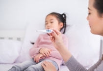 Trẻ sốt phải đắp chăn? Hiểu đúng để tránh ủ trẻ quá kín khi đang sốt