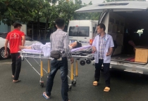 Người lớn tuổi không tự đi lại được, đưa đi khám bằng cách nào?